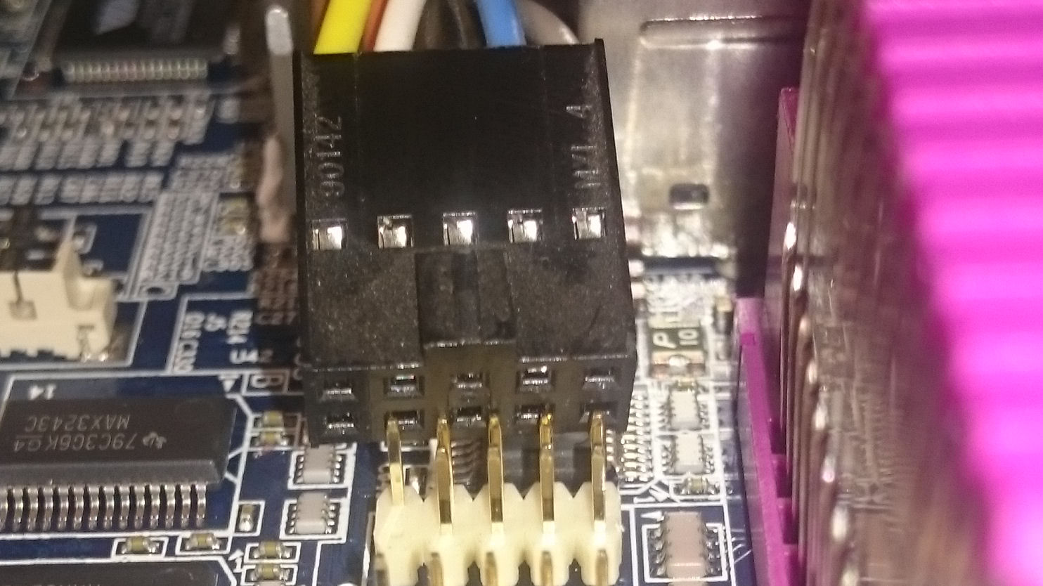 Mengapa header COM motherboard saya berbeda ukuran?