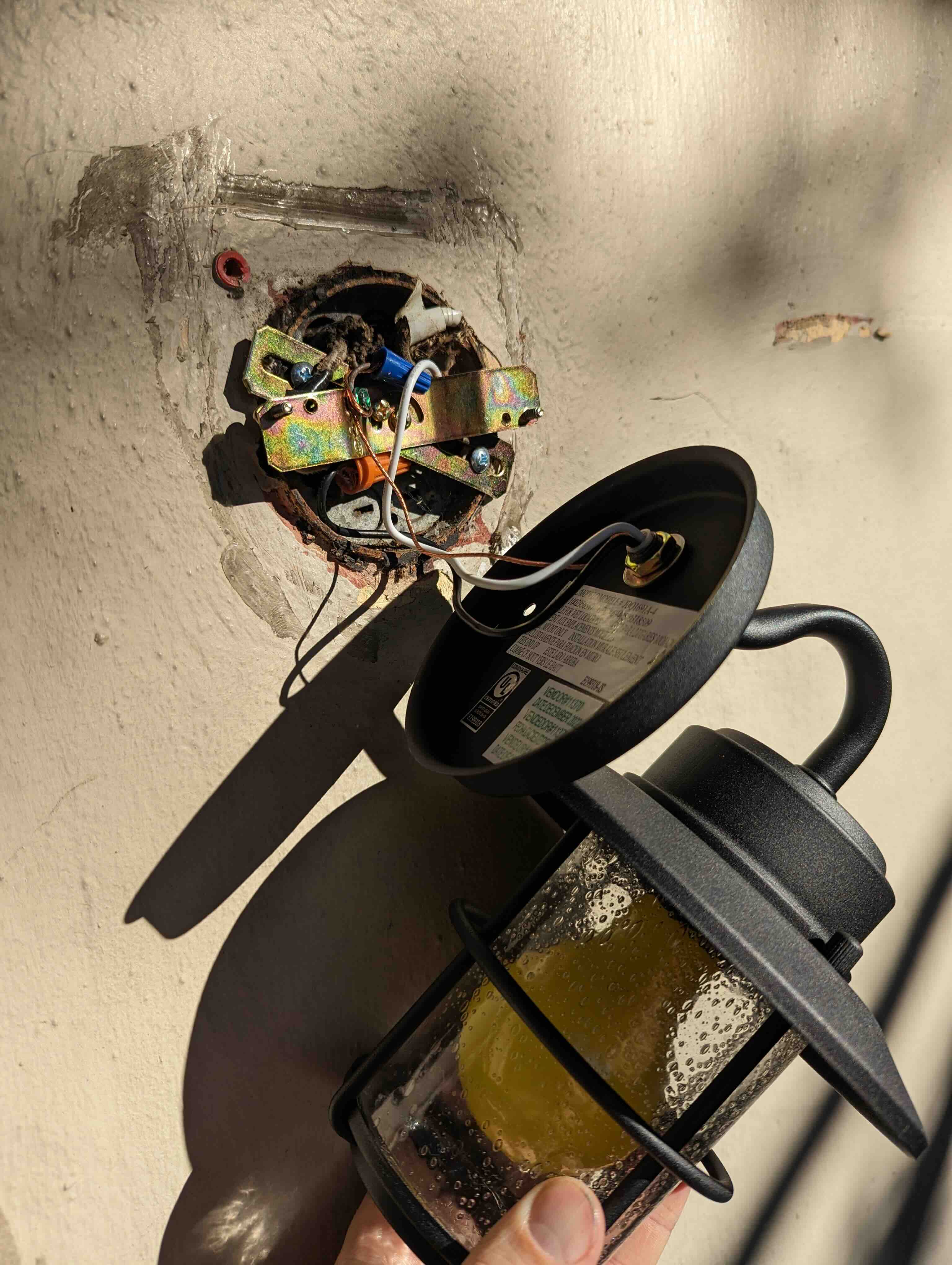 electrical How to work with old 3.5" pancake box in stucco for