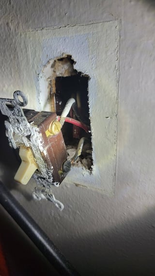 wiring - Confusing light switch - two blacks and a red, but with white