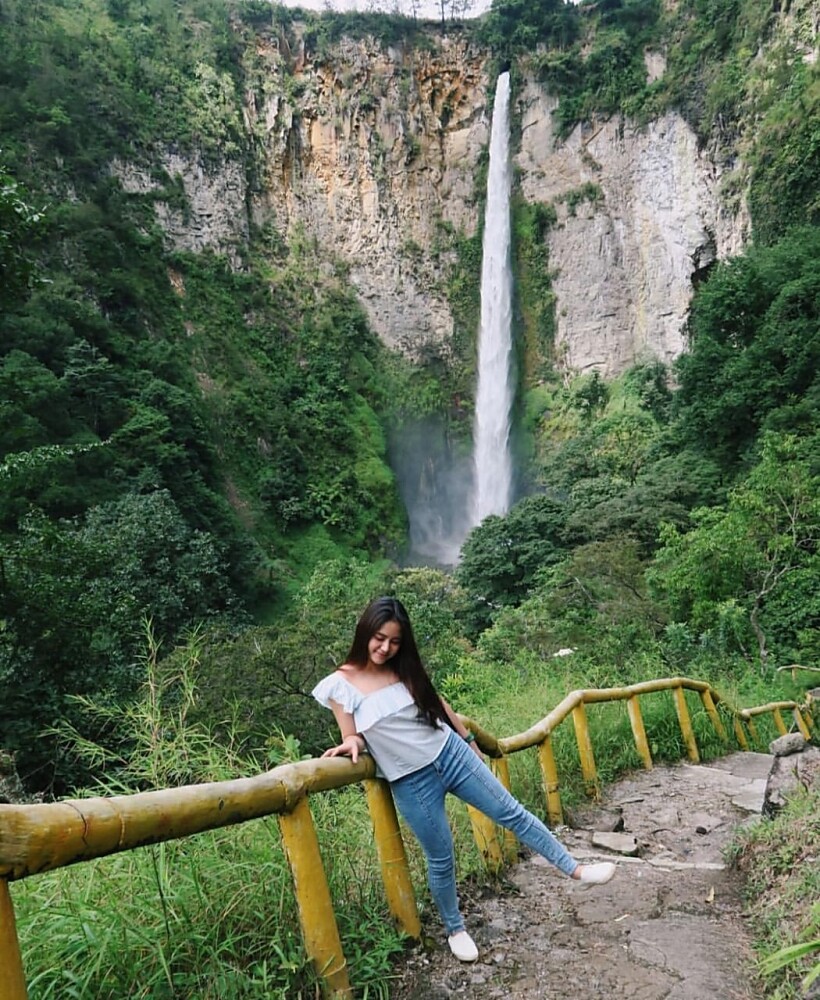 Tajamnya Aliran Air Terjun SipisoPiso yang Bikin Takjub