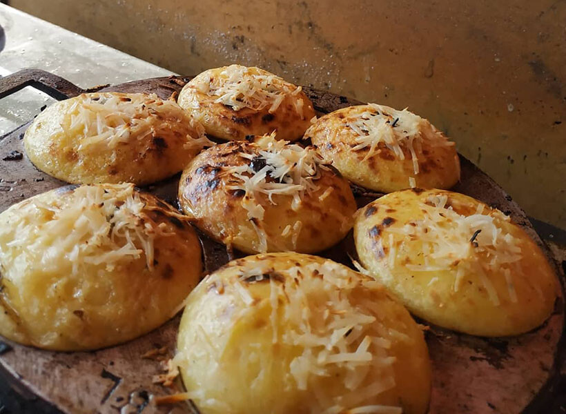 Mencicipi Kelezatan Kue Lumpur Bakar Khas Sidoarjo