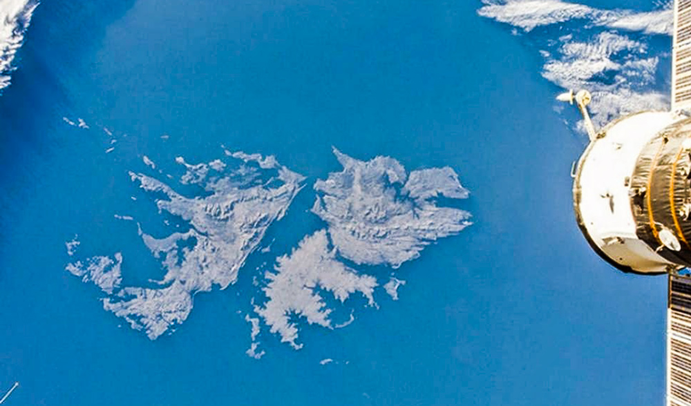 Cada 10 de junio, la república argentina conmemora la fecha de creación, en 1829, de la comandancia política y militar de las islas malvinas y las adyacentes al cabo de hornos por parte del gobierno de la provincia de buenos aires. En 1832 asume el primer gobernador argentino en las Islas ...