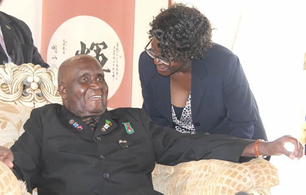 Select from premium kenneth kaunda of the highest quality. Dr Kenneth Kaunda With Daughter Cheswa At His House In State Lodge Picure By Tenson Mkhala Zambia News Diggers