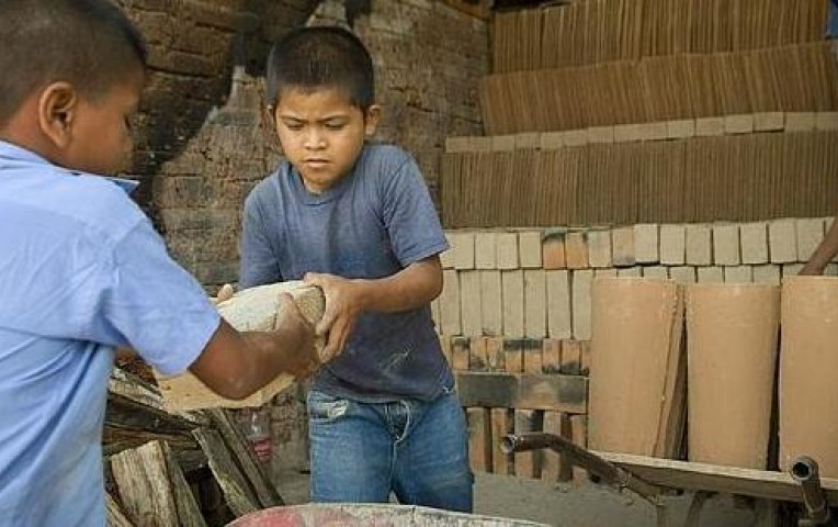 La noción moderna de la infancia con su propia autonomía y metas comenzó a emerger durante la ilustración y el período romántico que la siguió. Bolivia implementa acciones para proteger a la niñez de la ...