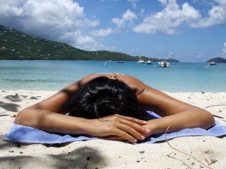 9 Alasan Orang Indonesia Berjemur di Pantai – linimasa