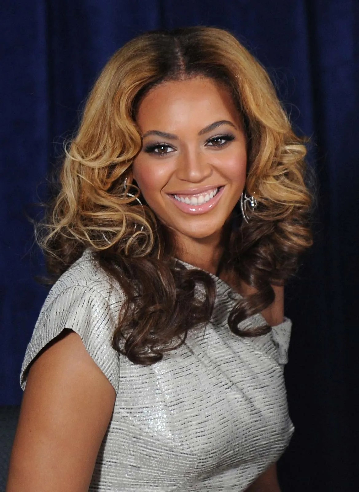 Beyoncé Nip Slip Prevented By Dancer During Renaissance World Tour(01)