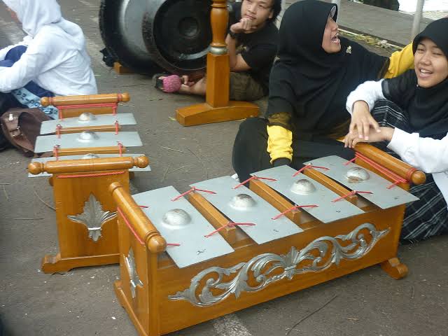 15 Alat Musik Jawa Barat dan Cara Memainkannya - Tambah Pinter