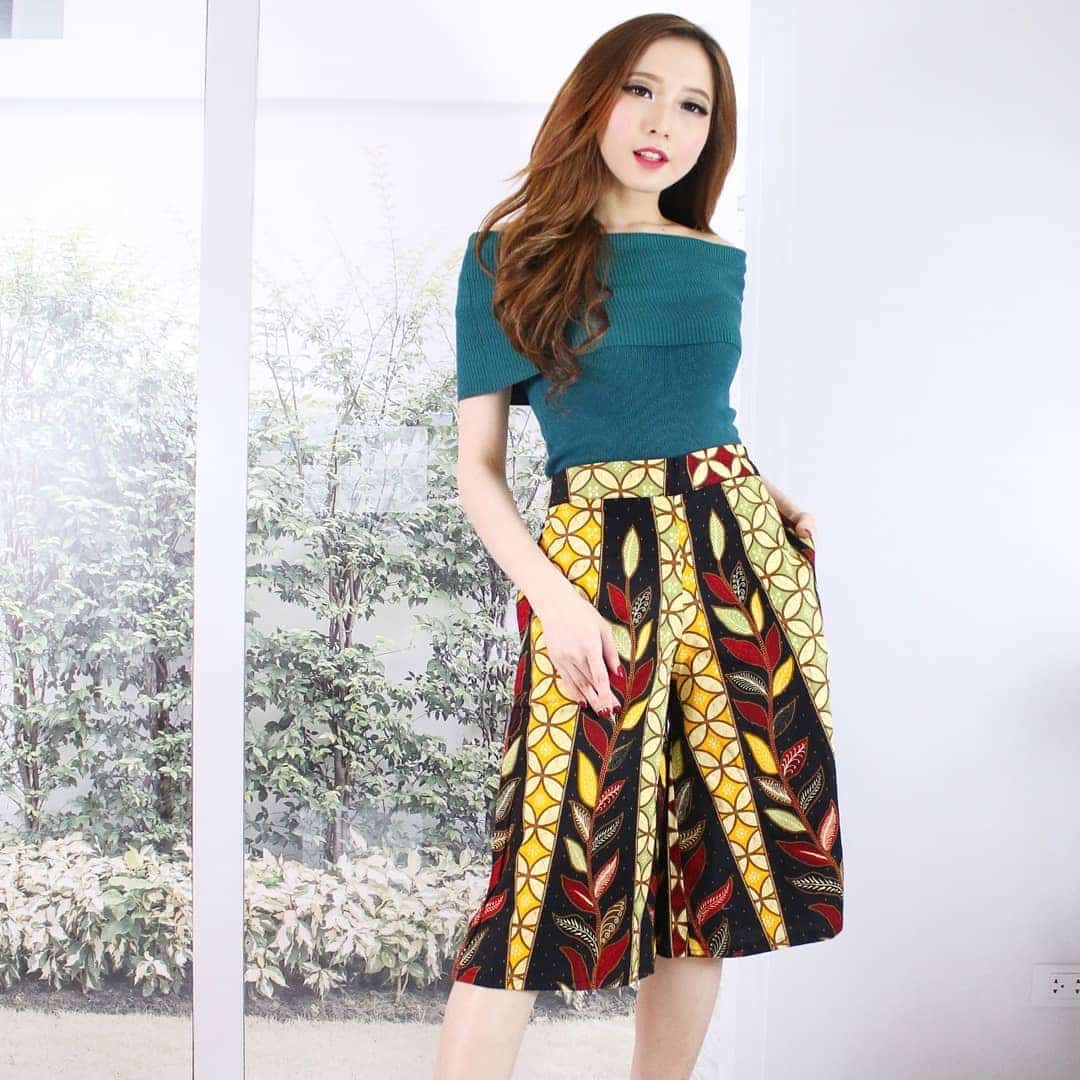 Rok atau skirt adalah salah satu jenis baju yang biasa dipakai oleh kaum wanita. 49+ Model Rok Batik Kekinian dan Populer