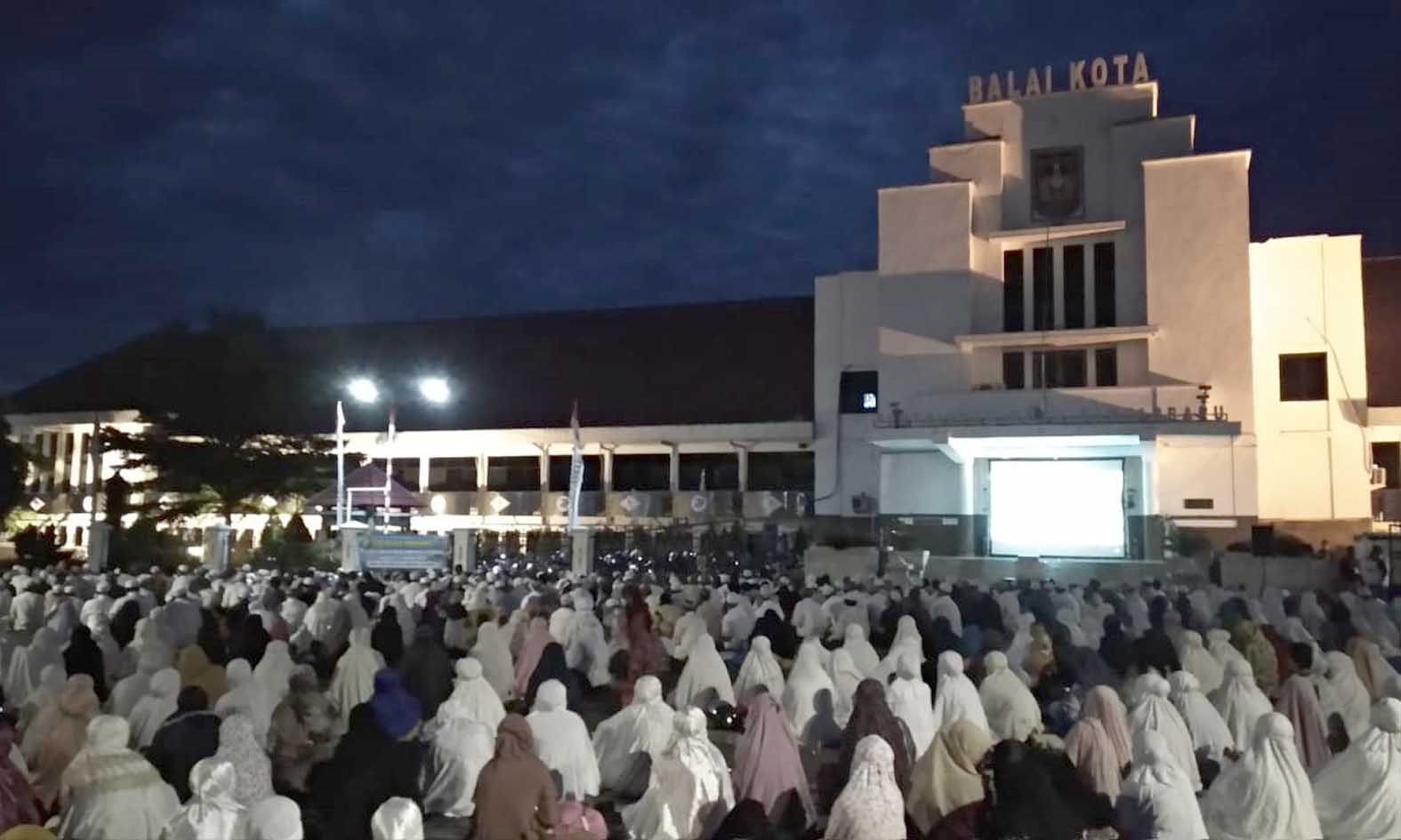 Dari arah kabupaten tabalong menuju martapura, terlihat ramai oleh kendaraan bermotor baik roda empat maupun roda dua. Tak Tembus Sekumpul Jemaah Haul Ke 15 Guru Sekumpul Gelar Sajadah Di Balaikota Banjarbaru Kanal Kalimantan
