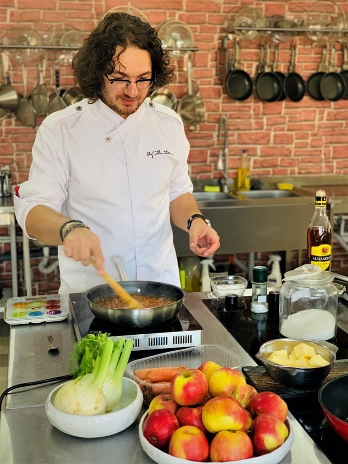 Florin dumitrescu este un chef celebru în românia, care a devenit cunoscut de mai bine de trei ani, florin dumitrescu face show alături de cătălin scărlătescu și sorin bontea la chefi la cuțite. Curs de gătit cu chef Florin Dumitrescu, pentru ...
