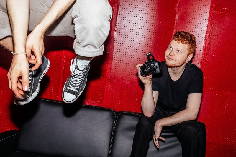 Canon EOS 2000D + EFS 1855mm f3.55.6 III + BAG + 16 Gig SD Card