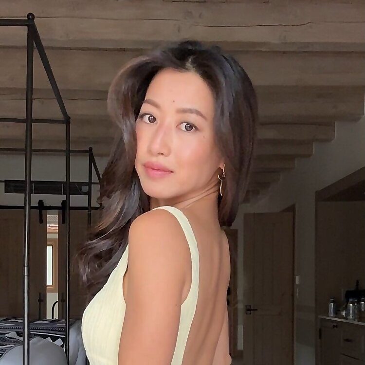 Top 70 Petite Fashion Influencers in 2024