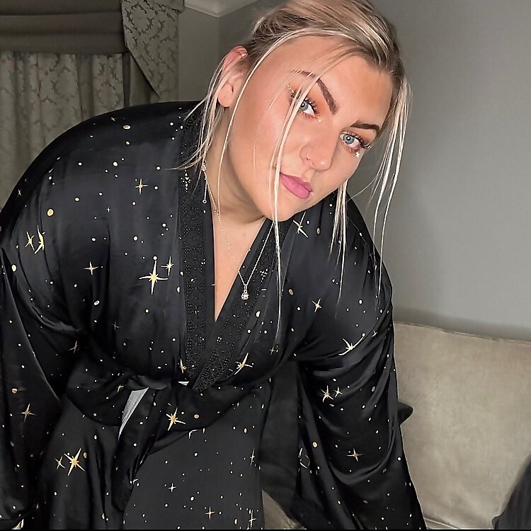 Top 35 Tall Girl OnlyFans Influencers in 2025 (Tall OnlyFans Models)