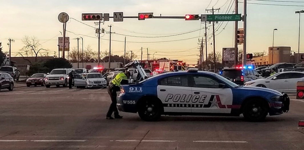 Suspect steals car in Fort Worth, crashes it in Arlington area DFW