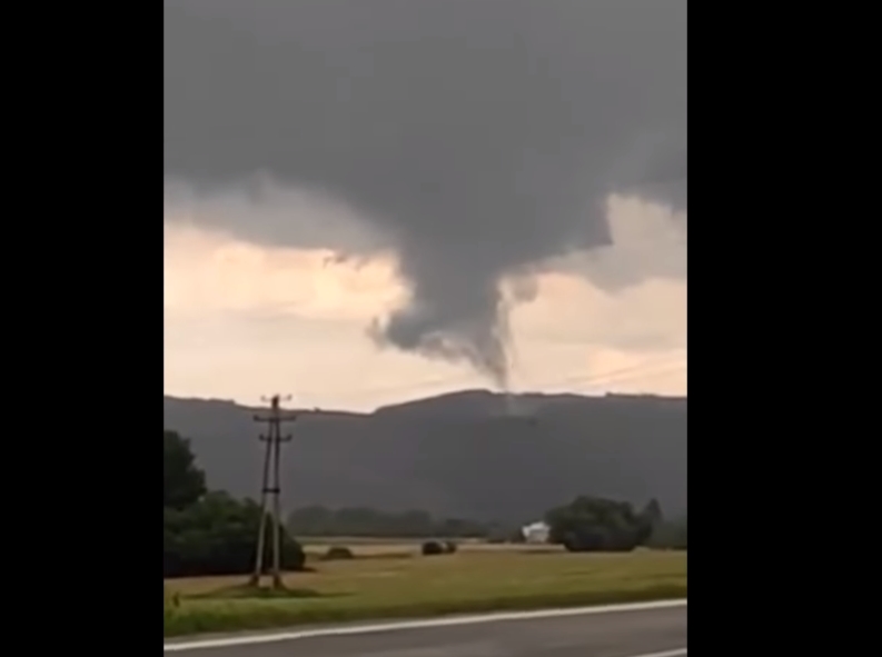 Apocalyptic horrifying video of a massive tornado recorded from a house in czech republic. Opoqifiizg5sm