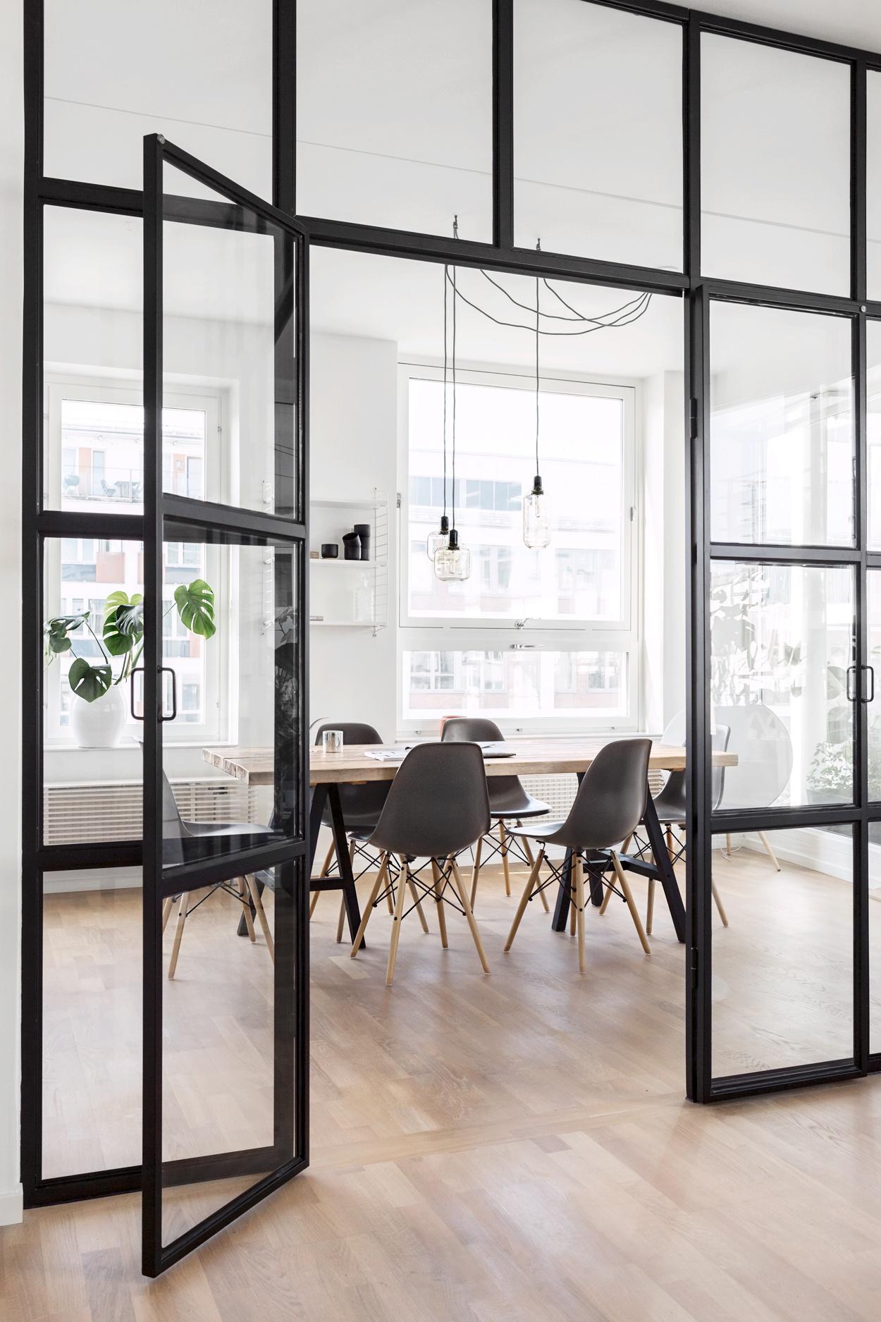 El detalle de colocar el color amarillo brillante en esta cocina que tiene una pared de fondo de tono oscuro de madera le da un excelente contraste (click para ampliar). Paredes de cristal - Blog tienda decoración estilo nórdico