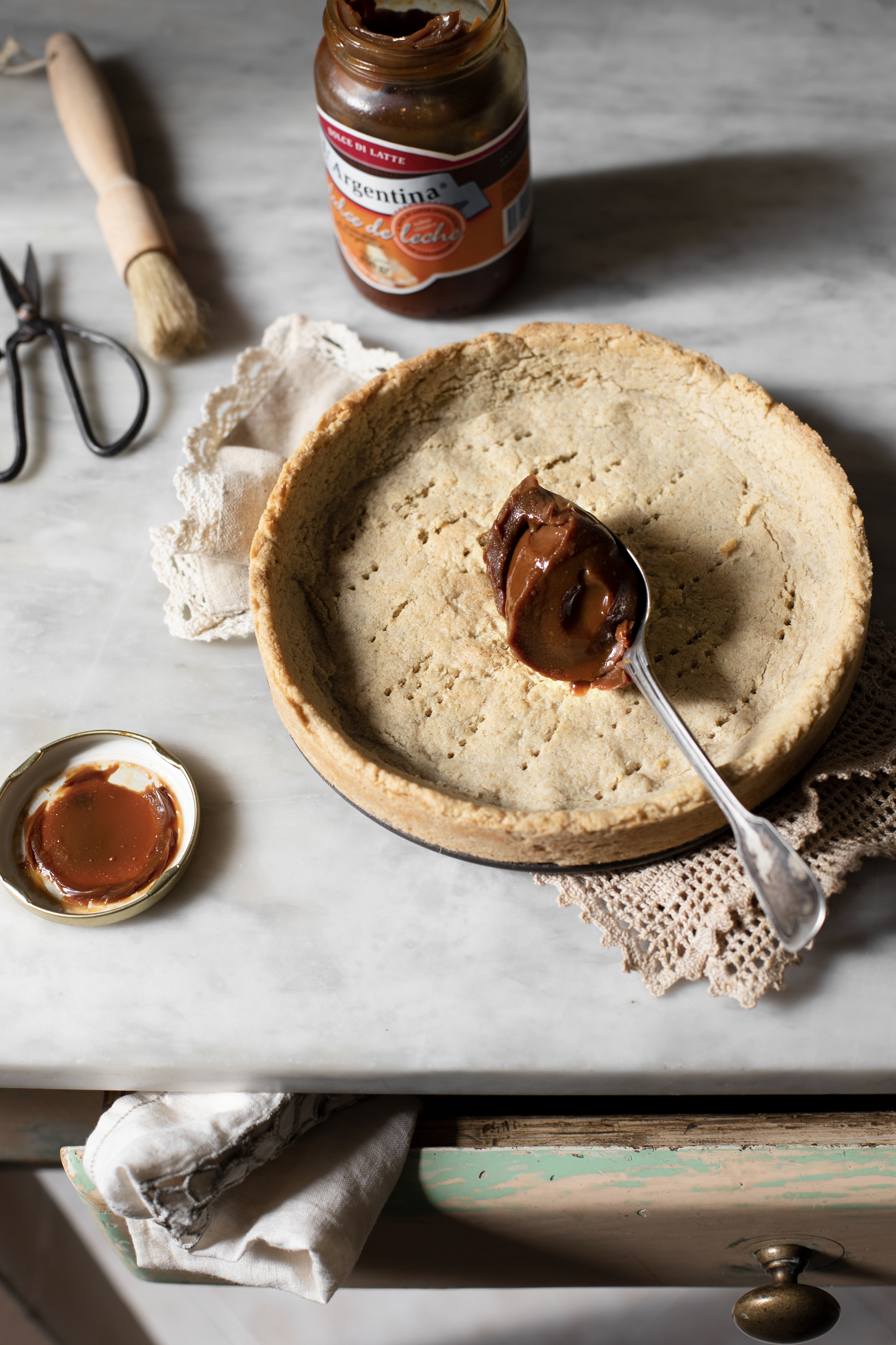 Poni la crostata in frigorifero per almeno 4 ore. Crostata all'avena con arachidi, mousse al caffè e dulce ...