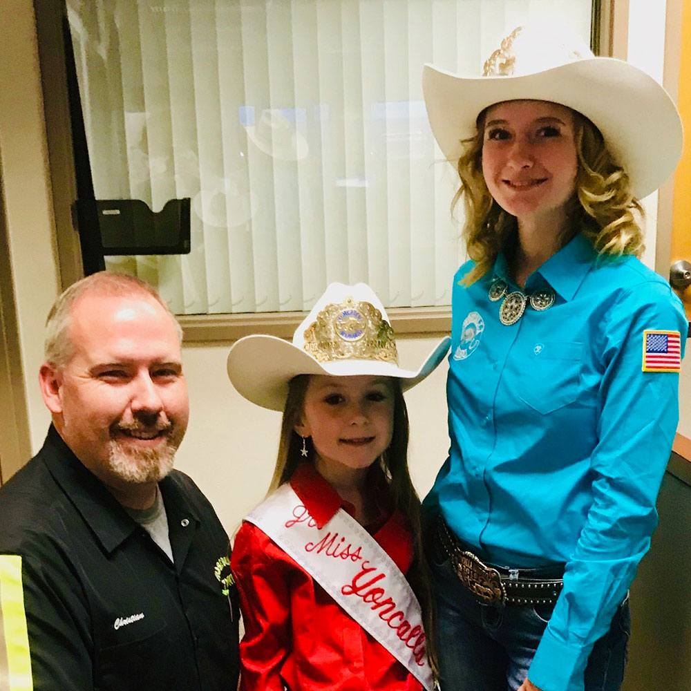 Yoncalla Rodeo Queens Nyevi & Anna i101