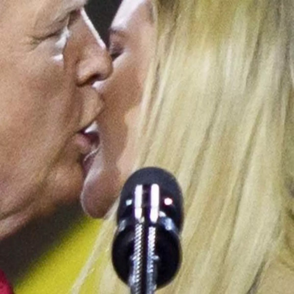 Can Really Good Friends Kiss On The Lips To Show Affection Quora