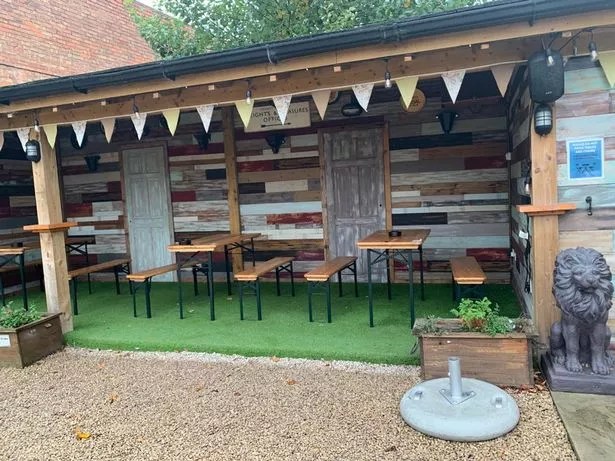 Derbyshire cafés, pubs and restaurants with outdoor shelters and