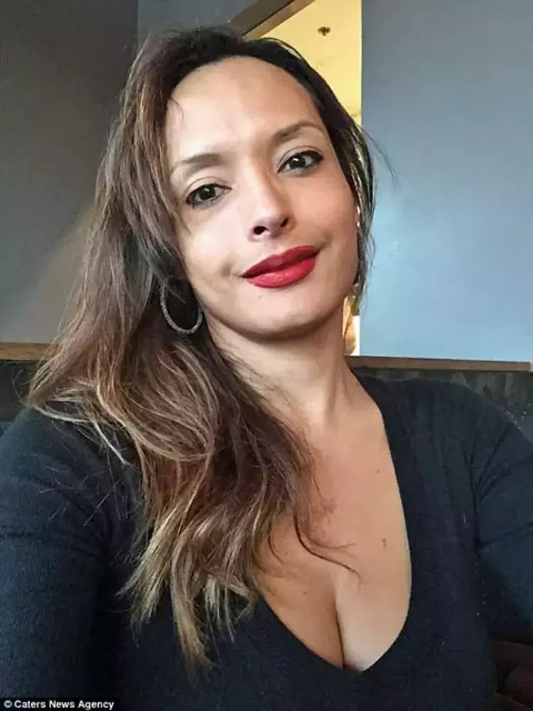 Tek ihtiyacınız, bir tane hesap. Göğsünde iki tane saatli bomba taşıyor - Estetik