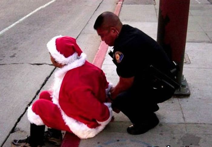 Santa Getting Arrested (14 pics)