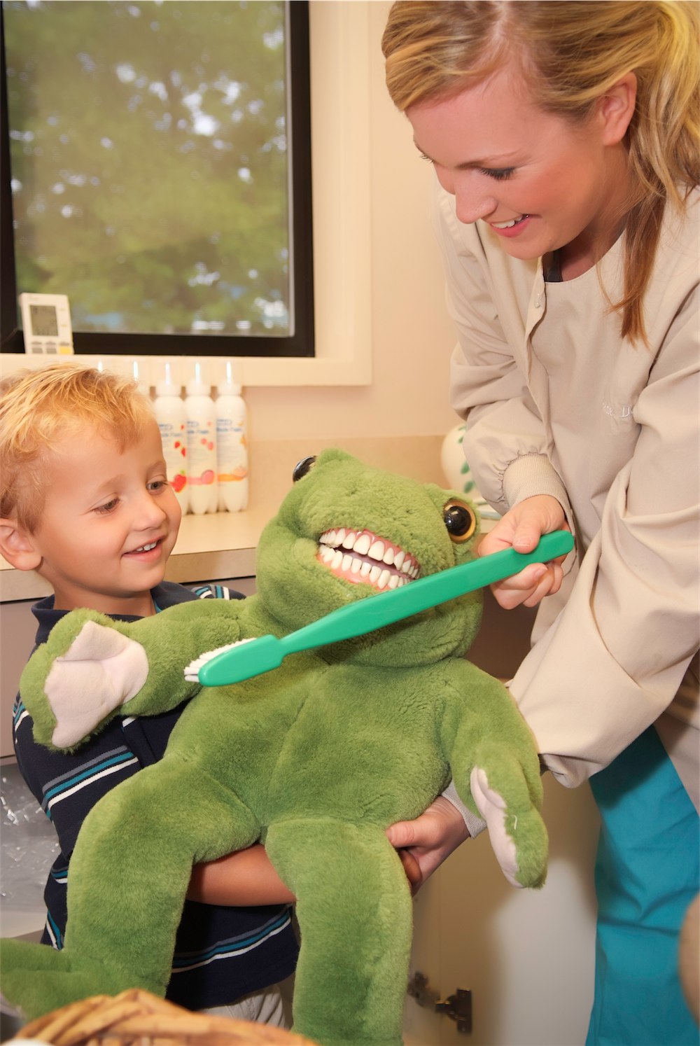 Bellevue Dentists use Teddy Bear Chair and Frog with