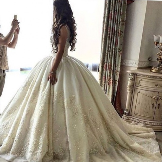 Ball Gown and Fluffy Wedding Dress M1876