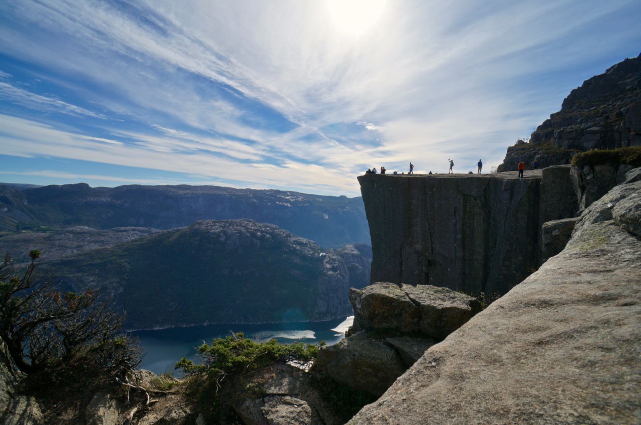 Ein schweizer käse ist eine lachnummer, gemessen an den löchern, die norwegen in seine berge gebohrt hat. Norwegens Wahrzeichen: Die Wanderung zum Preikestolen