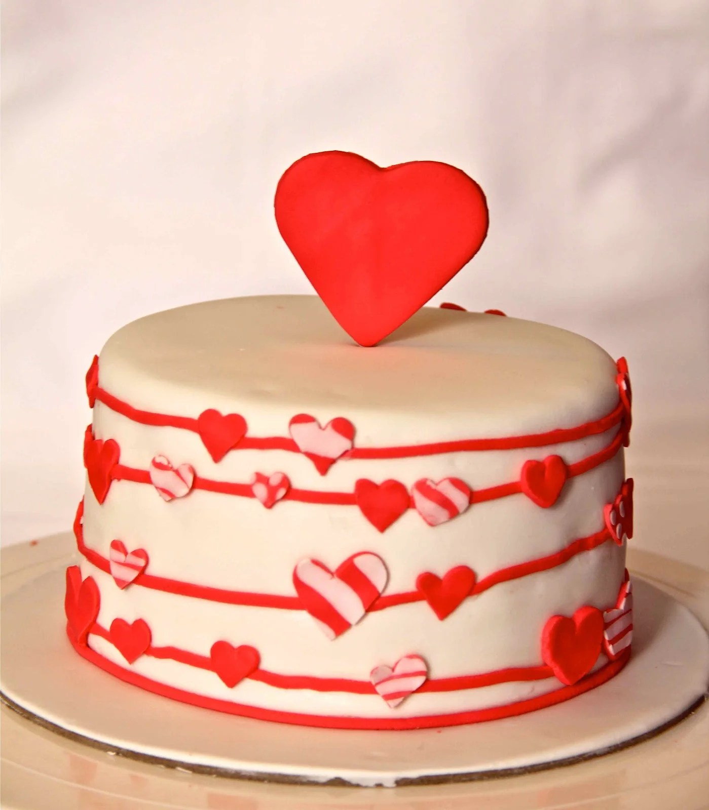 BAKE YOUR HEART WITH THESE LOVELY VALENTINE CAKE
