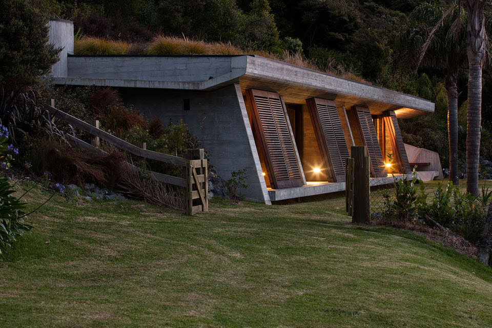 Rawhiti Bach in New Zealand by Studio Pacific Architecture