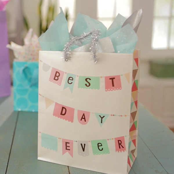 Giftology Video How to Put Tissue Paper in a Gift Bag