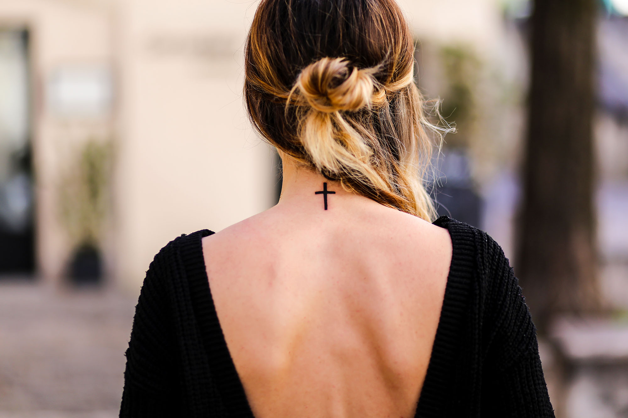 Tatouage Croix Nuque Femme Signification