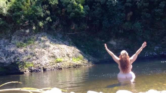 Inner World Tour Skinny Dipping Surprise Mandi Sees Mojo