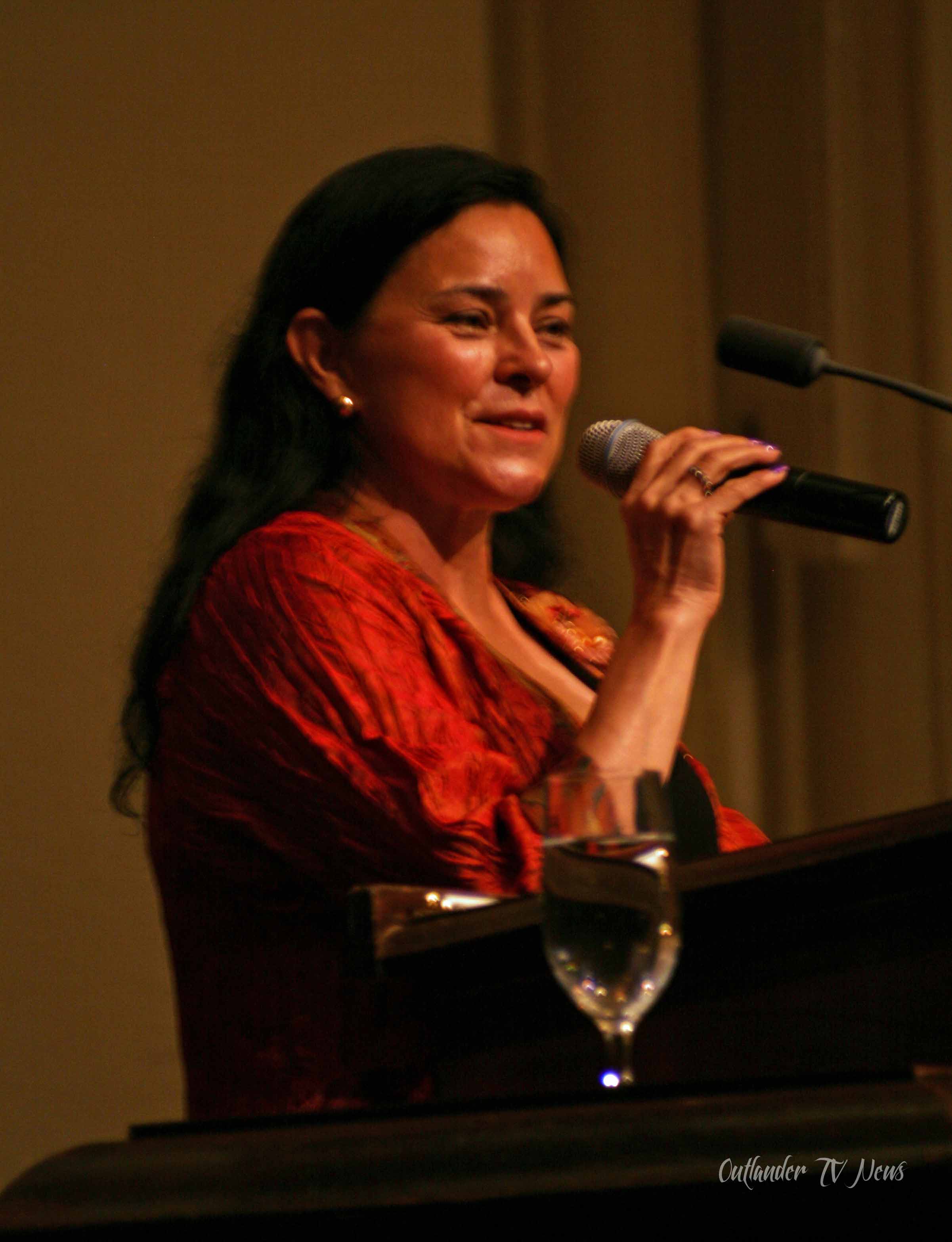Diana Gabaldon Comes to Dallas, Signs 2900 Books, and Can Still Use Her