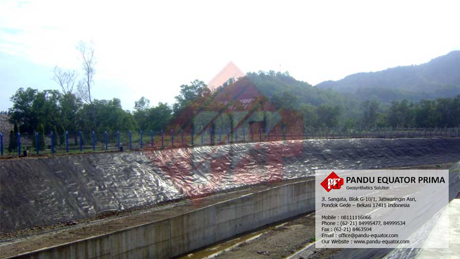 Pemasangan Geogrid untuk Spillway di Wonogiri Jawa Tengah