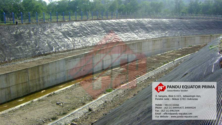 Pemasangan Geogrid untuk Spillway di Wonogiri Jawa Tengah