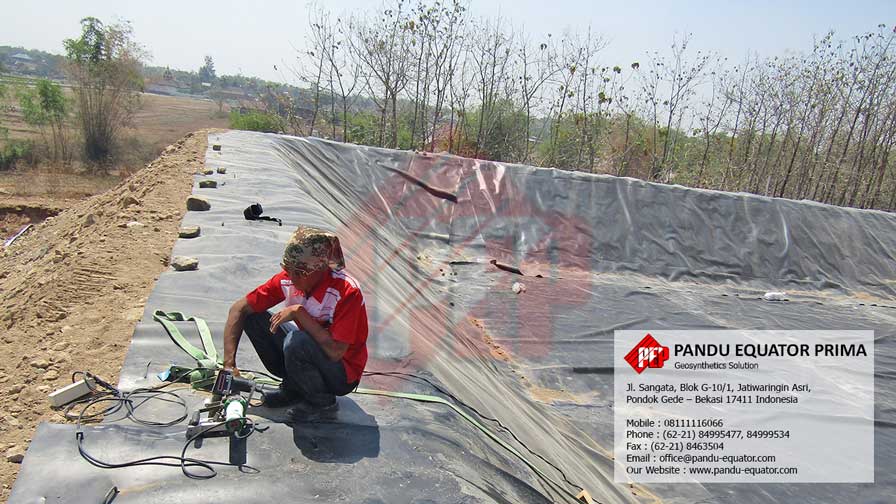 Pemasangan Geomembrane pada TPA Madiun Jawa Timur