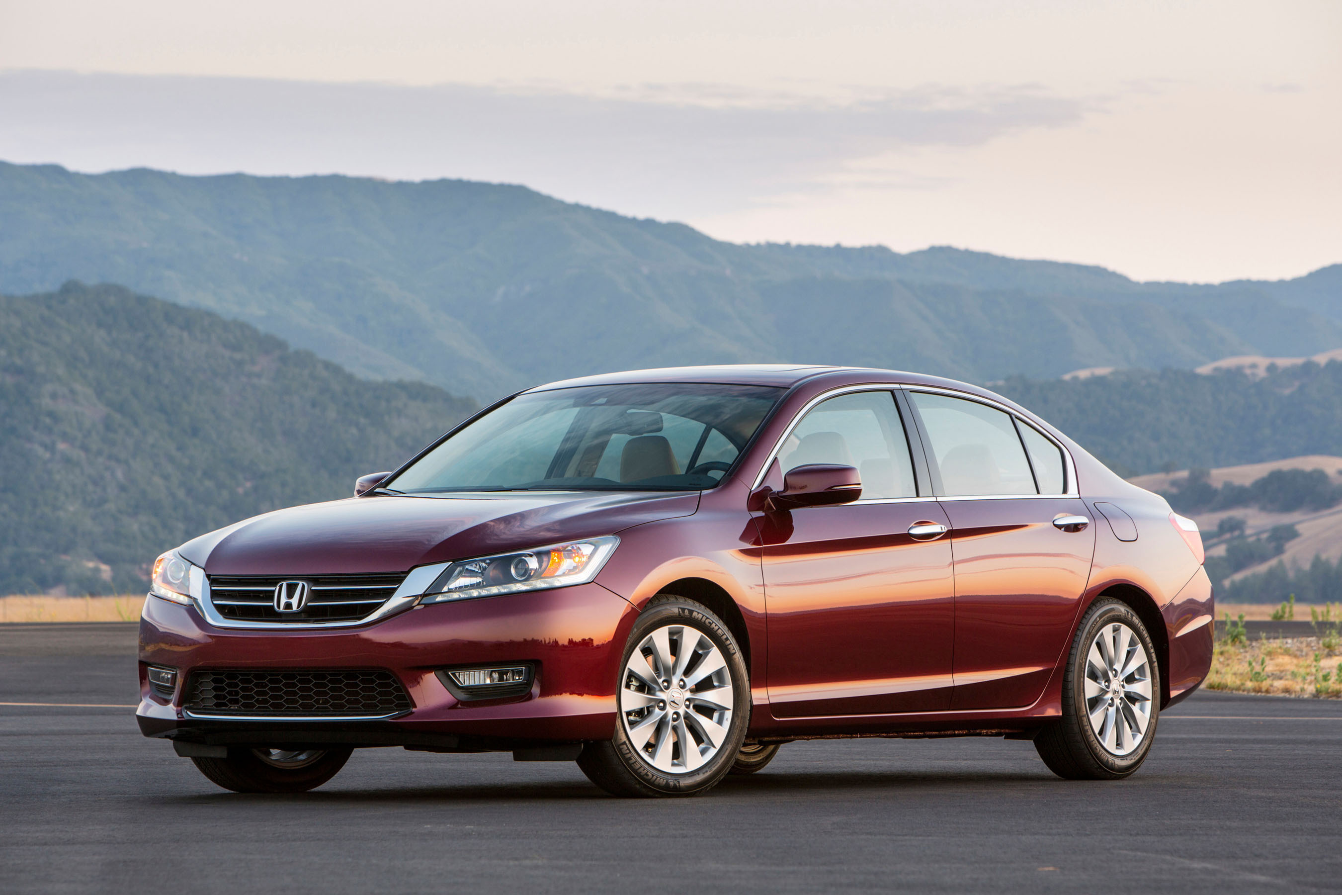 El Completamente Nuevo Honda Accord 2013 Trae Excepcionales Niveles De Lujo, Agilidad, Eficiencia Y Sofisticación A La Legendaria Placa De Identificación Del Segmento De Mediano Tamaño
