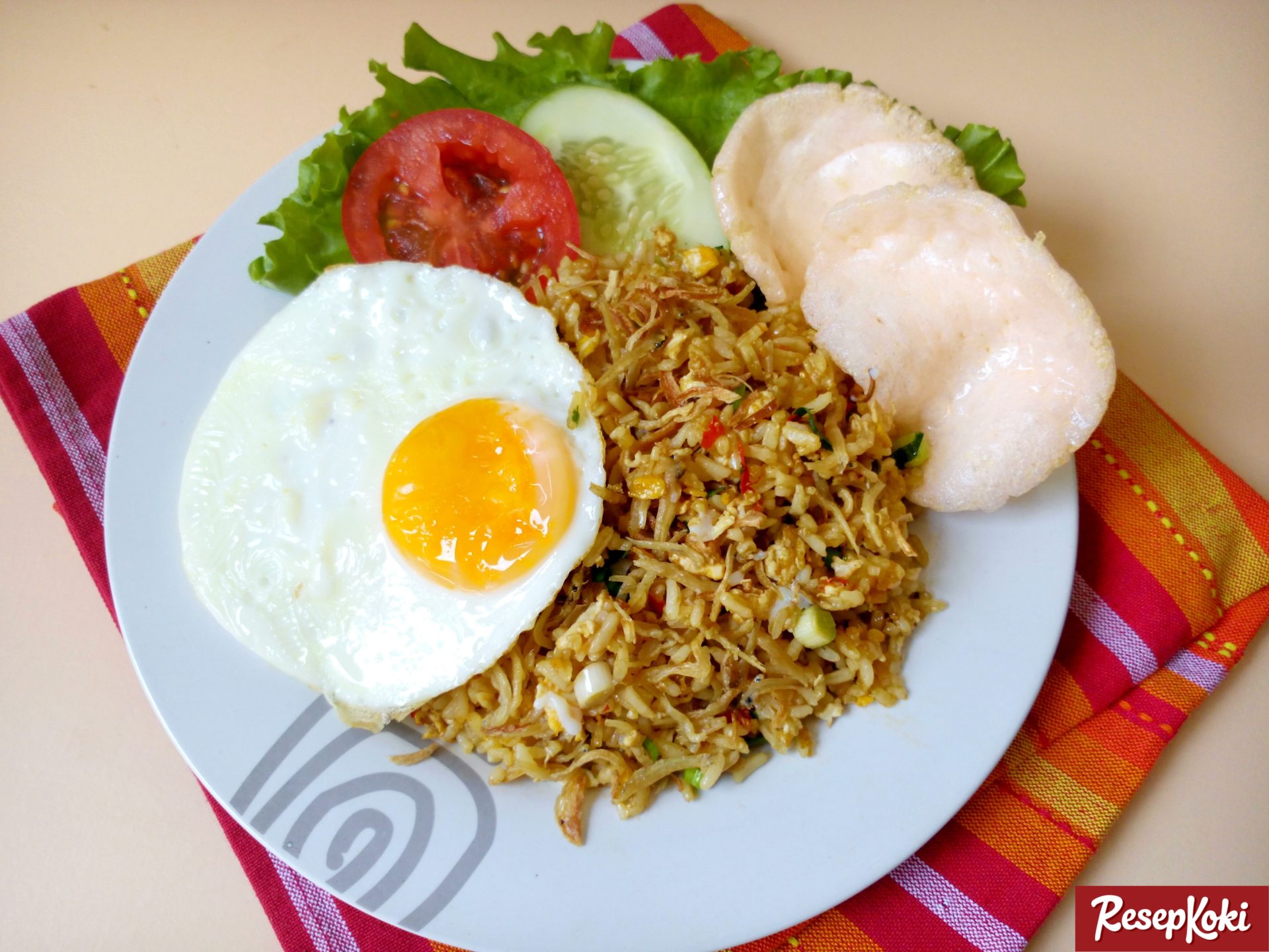 Bahkan untuk menambah cita rasa dan nilai gizi dapat ditambahkan telur, ayam,ikan asin. Nasi Goreng Teri Gurih Dan Renyah Resep Resepkoki