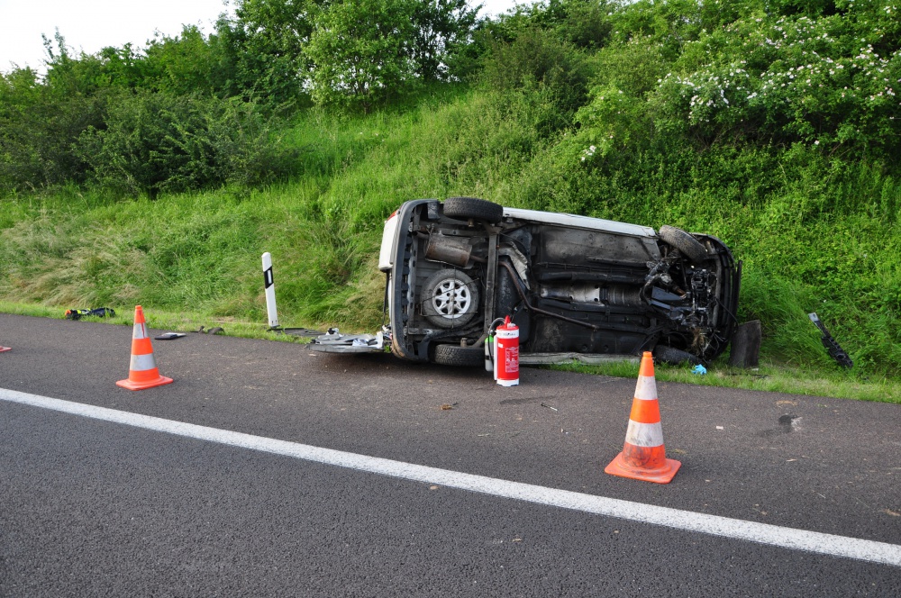 Bei dem fahrzeug handelte es sich um einen reisebus mit zahlreichen insassen. Tödlicher Unfall Unfall A13 Heute Bilder : Havelland ...