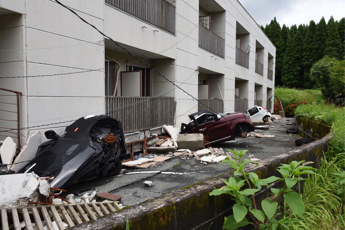 This photo redefines the meaning of ‘tuckunder parking