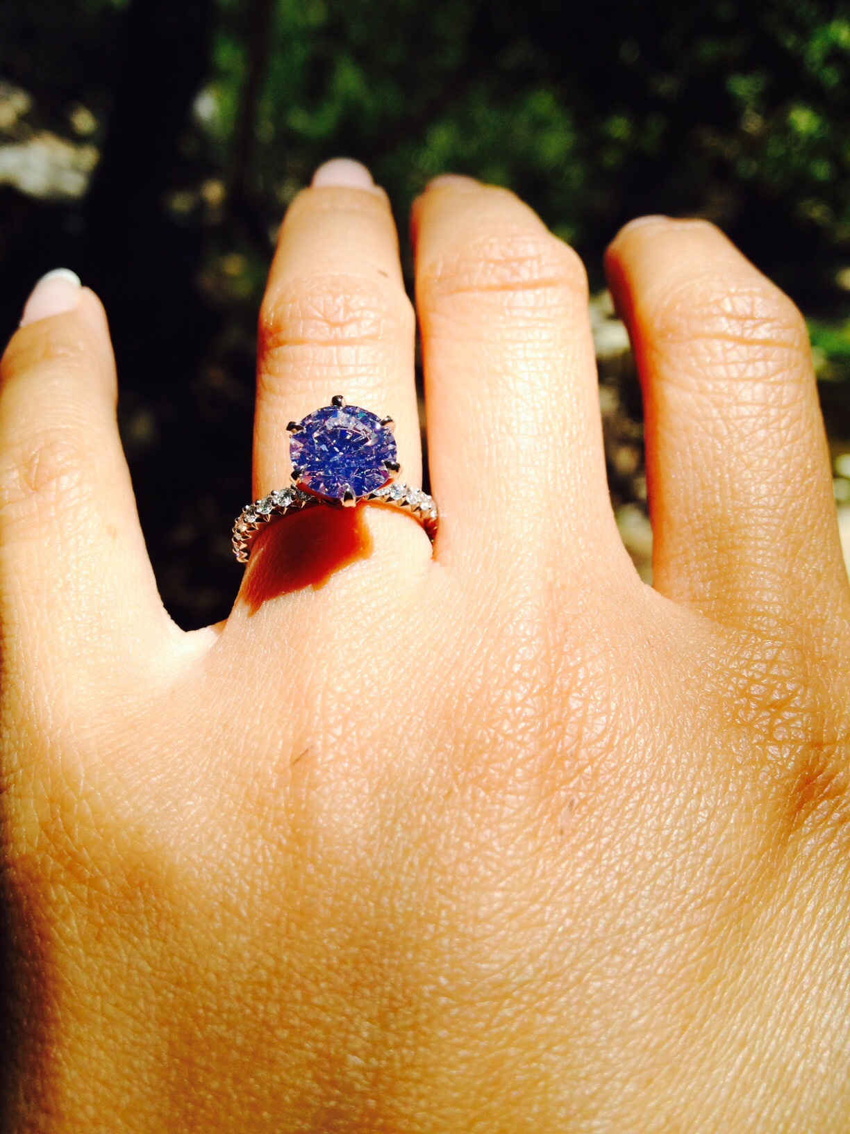 Round J color with strong fluorescence? opinions