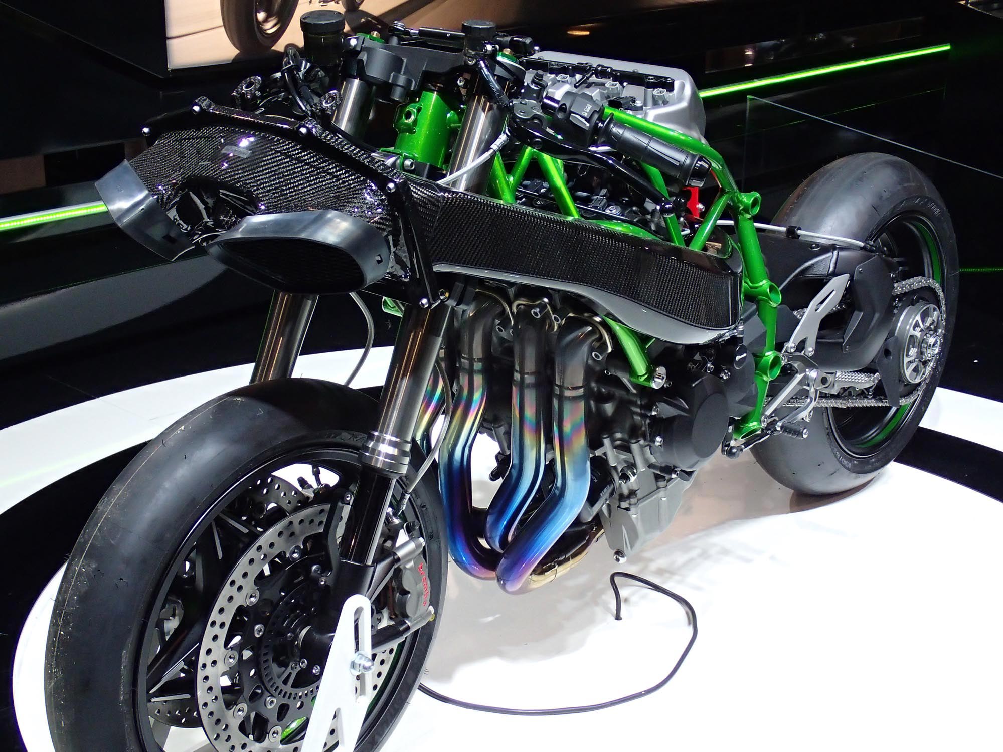 More than just sharing the frame, both bikes look identical in terms of design and simply change engines when being manufactured by kawasaki. Up-Close with the Kawasaki Ninja H2 - Asphalt & Rubber