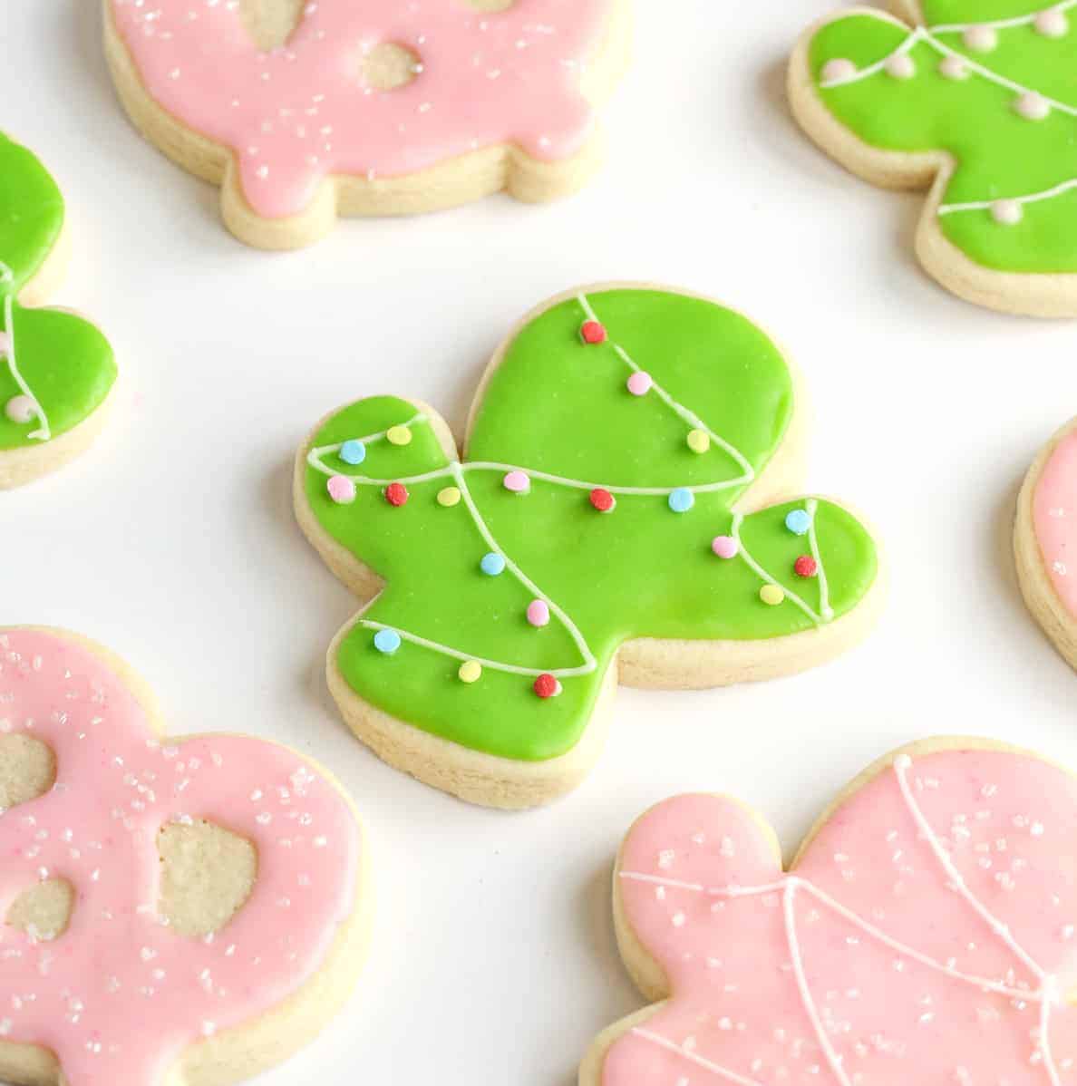 This article covers the differences between royal icing recipes, one with just egg whites with powdered sugar, and the other that moisture can be from water, light corn syrup, or a combination of both. Royal Icing Without Meringe Powder Or Tarter / My Favorite ...