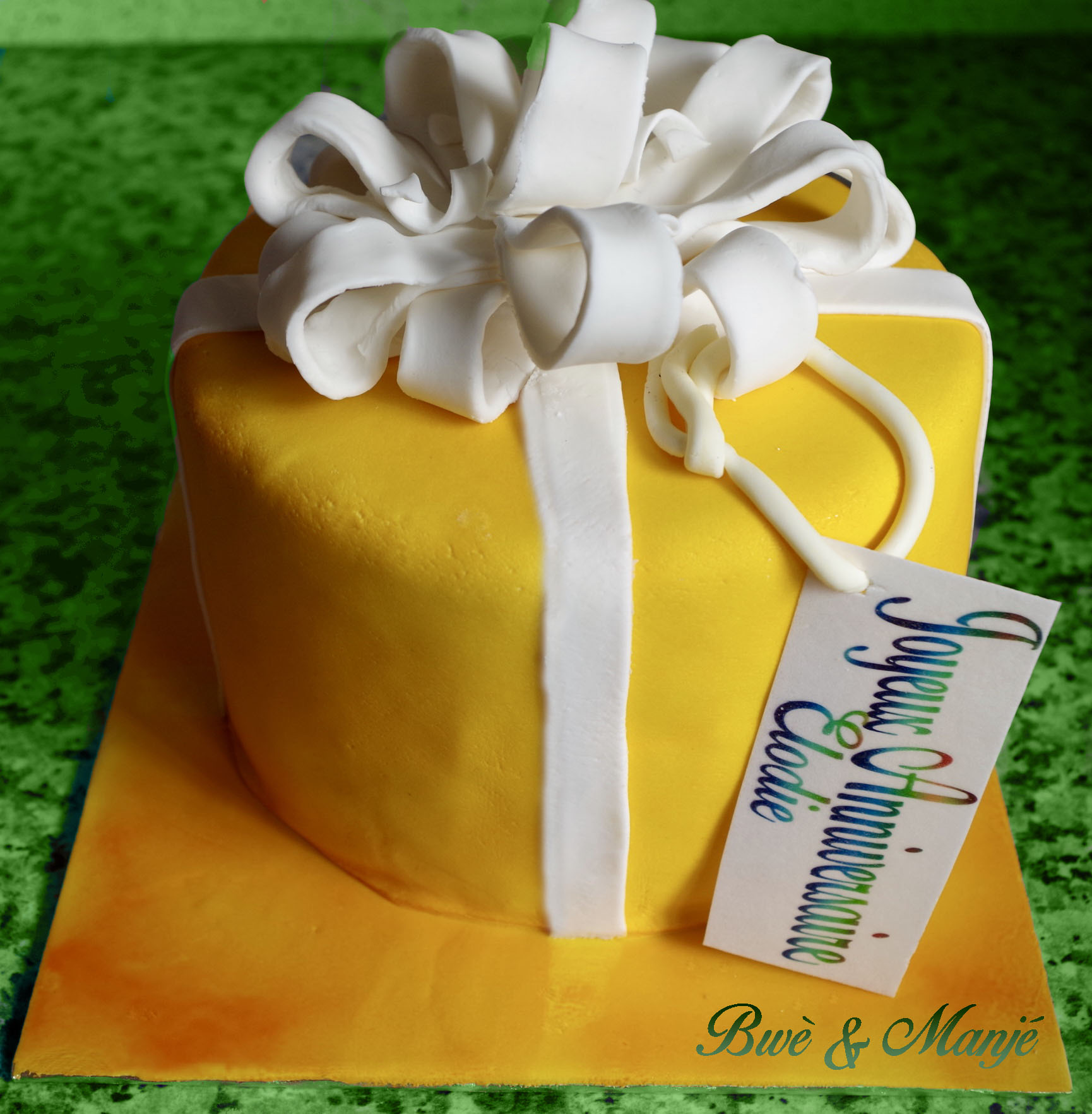 Gourmandises Épicées gateau cadeau pate a sucre cake design