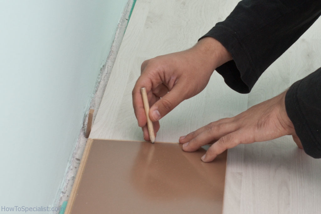 How to cut laminate flooring lengthwise HowToSpecialist