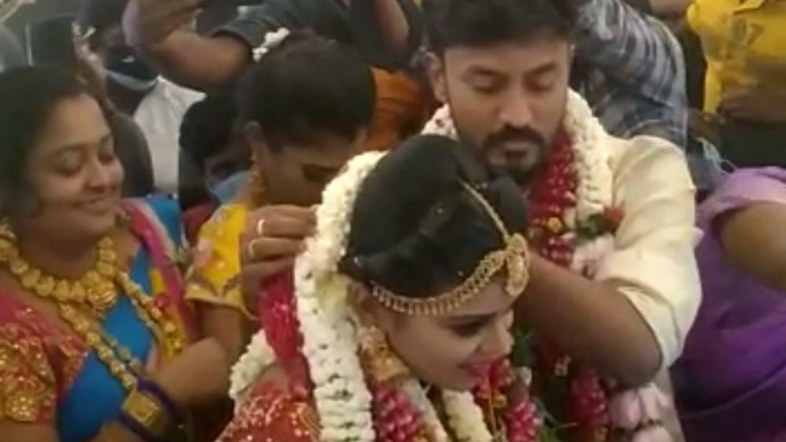 Nikhil kamath, is a food & travel writer and author from delhi. Madurai Couple Tie The Knot Mid Air In A Chartered Flight Dgca Starts Probe