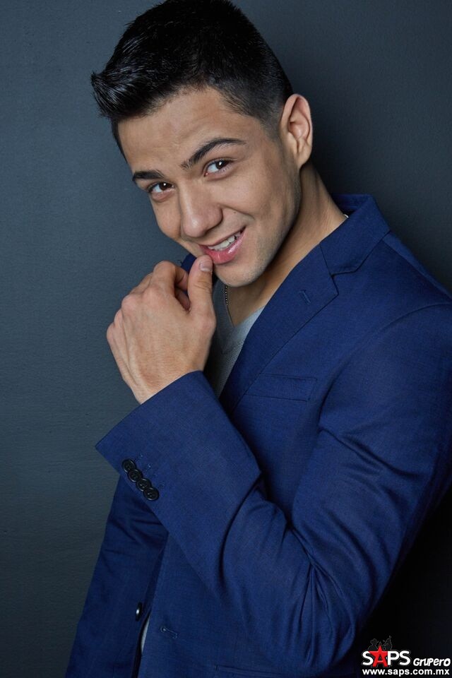 Luis Coronel se prepara para Premio Lo Nuestro SAPS Grupero