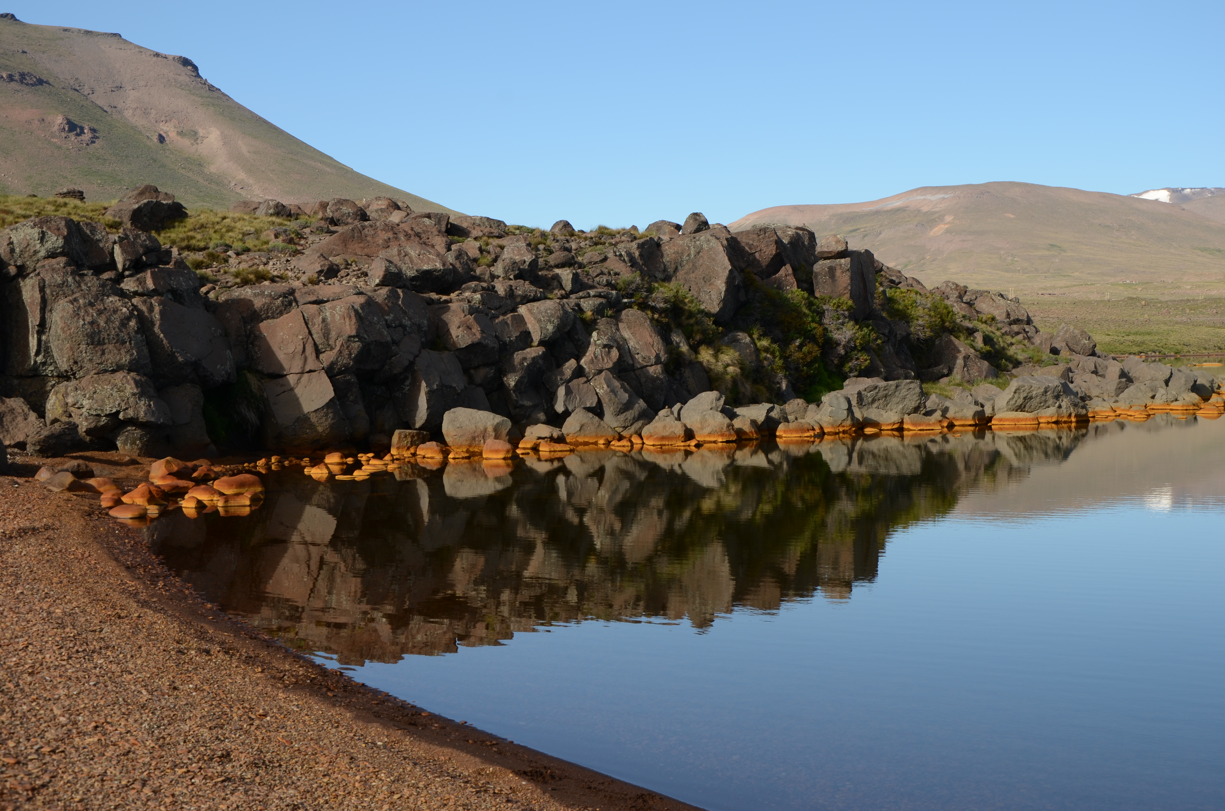 A su vez, y para aprovechar los fluidos geotérmicos, se realizó una inversión importante para calefaccionar calles del centro turístico termal copahue y mantener abierto el centro en invierno, ya que el centro se encuentra a 2.000 m.s.n.m. Lago Caviahue And Volcan Copahue Seymour Del Mundo